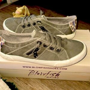 Brand new Blowfish (Malibu Grey canvas woman's shoes. Size 7